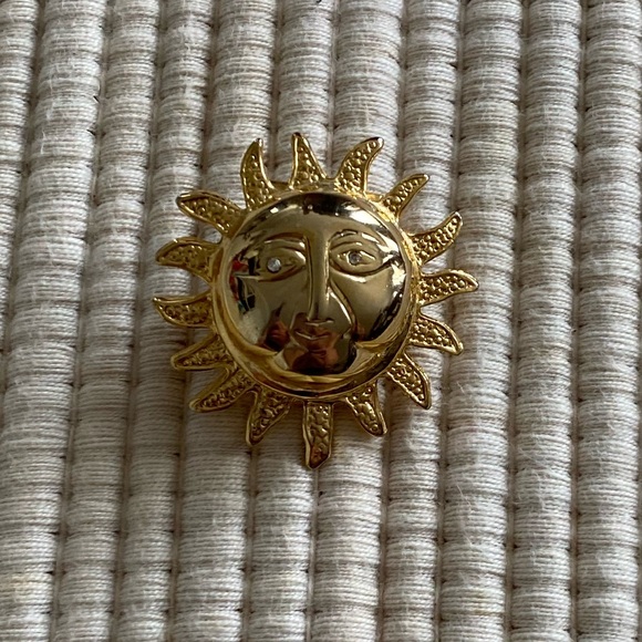 VINTAGE TEXTURED GOLD SUN FACE BROOCH PIN WITH DIAMOND EYES - Picture 4 of 14